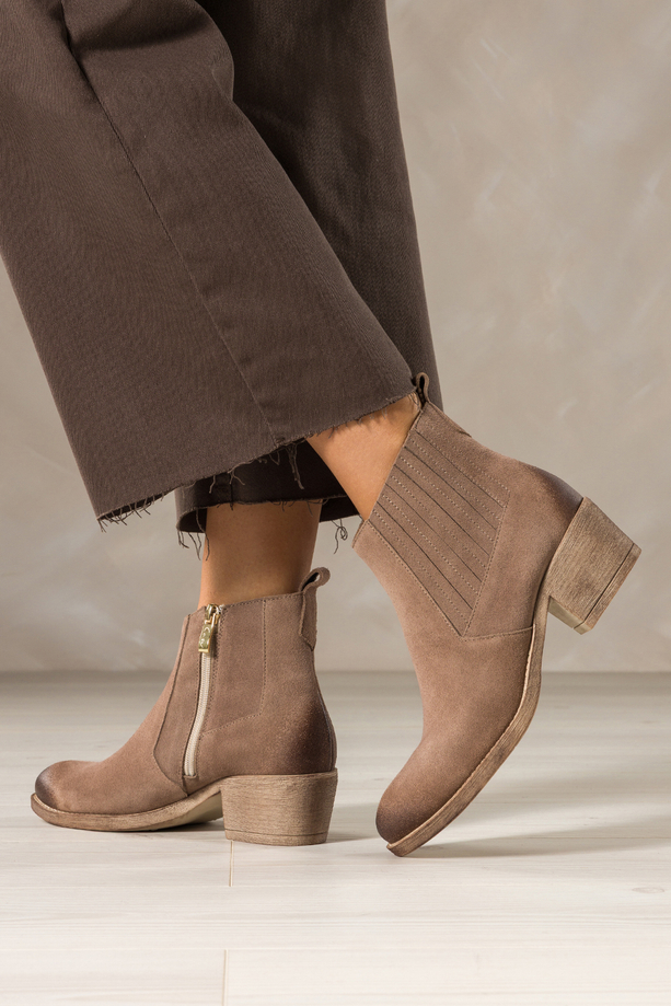 Ciemnobeżowe botki skórzane damskie kowbojki na szerokim ściętym klocku guma w cholewce PRODUKT POLSKI Casu 39455