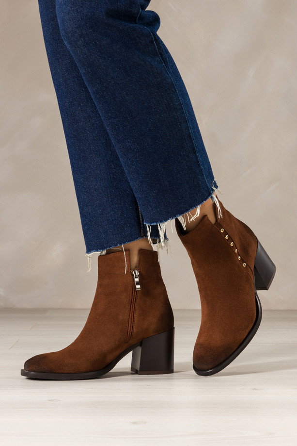 Kasztanowe botki skórzane damskie na szerokim słupku złote nity na cholewce PRODUKT POLSKI Casu 8863