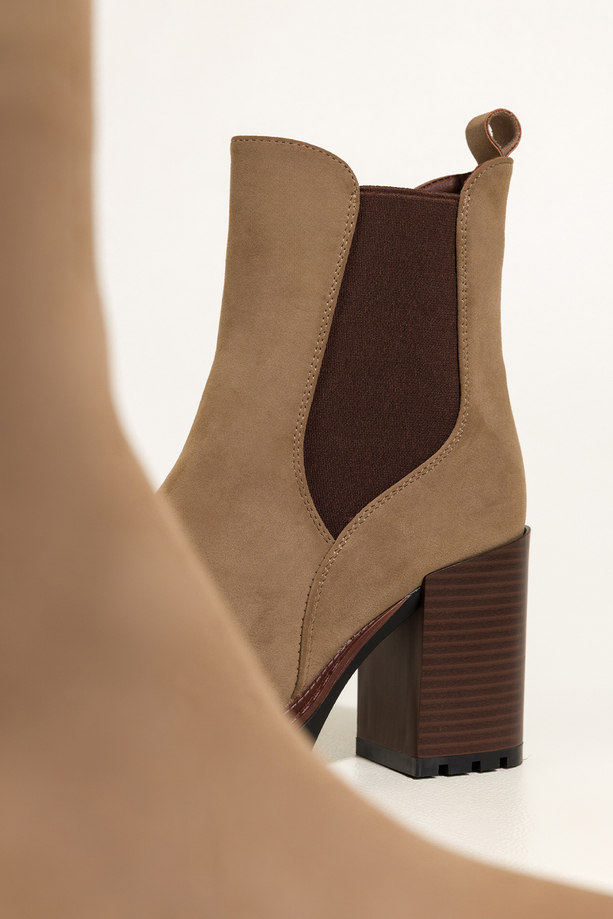 Beżowe botki damskie na szerokim słupku brązowa guma w cholewce Carla N260