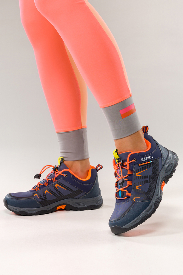 Granatowe buty trekkingowe damskie buty sportowe na bieżnikowanej podeszwie z regulowaną elastyczną sznurówką pomarańczowe wstawki softshell Casu 2213-5W