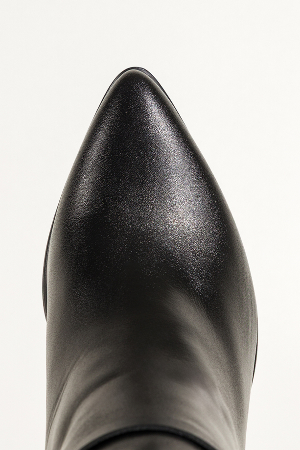 Czarne botki skórzane damskie kowbojki na ściętym klocku guma w cholewce pasek ze stalową ozdobą PRODUKT POLSKI Casu 39435