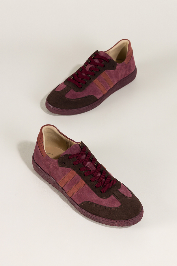 Bordowe sneakersy skórzane damskie buty sportowe na elastycznej podeszwie czekoladowe wstawki sznurowane PRODUKT POLSKI Casu M8931