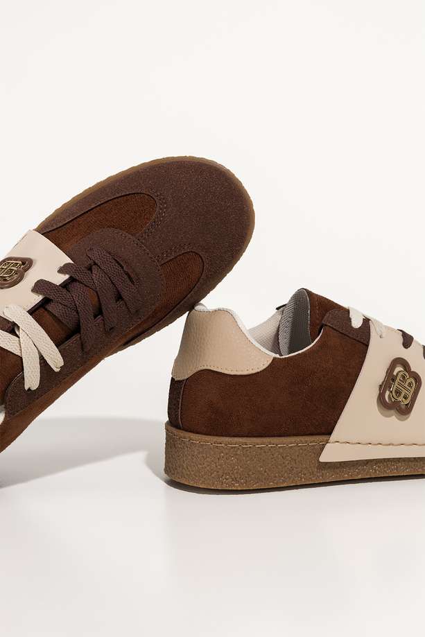 Brązowe sneakersy damskie buty sportowe na beżowej platformie podwójne sznurówki kremowe wstawki złota ozdoba Casu 0983