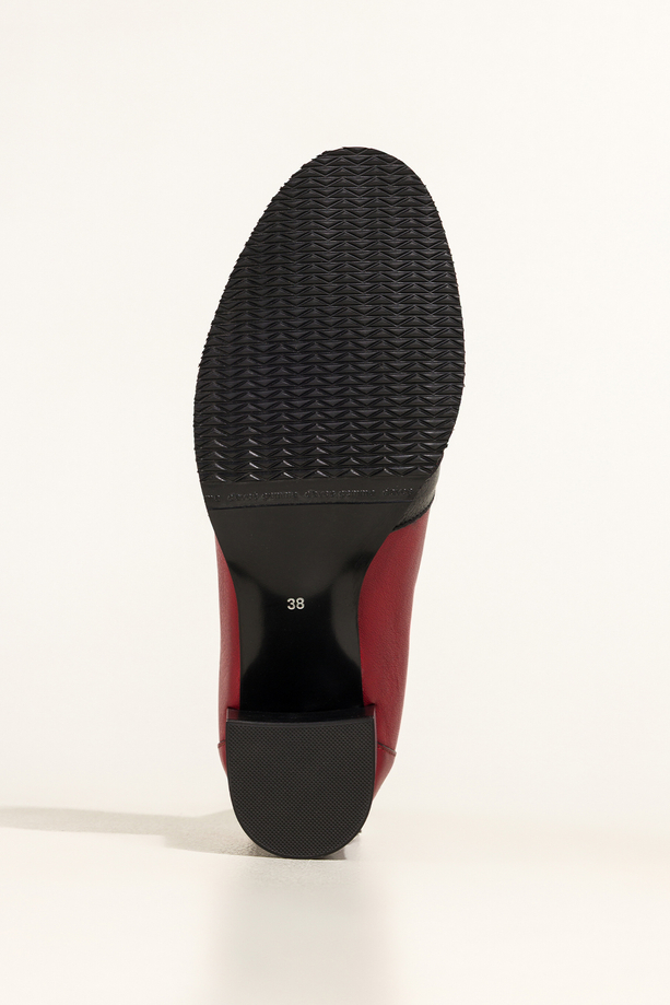 Czerwone mokasyny skórzane damskie na słupku z frędzlami i czarną sprzączką PRODUKT POLSKI Casu 6952-702-449