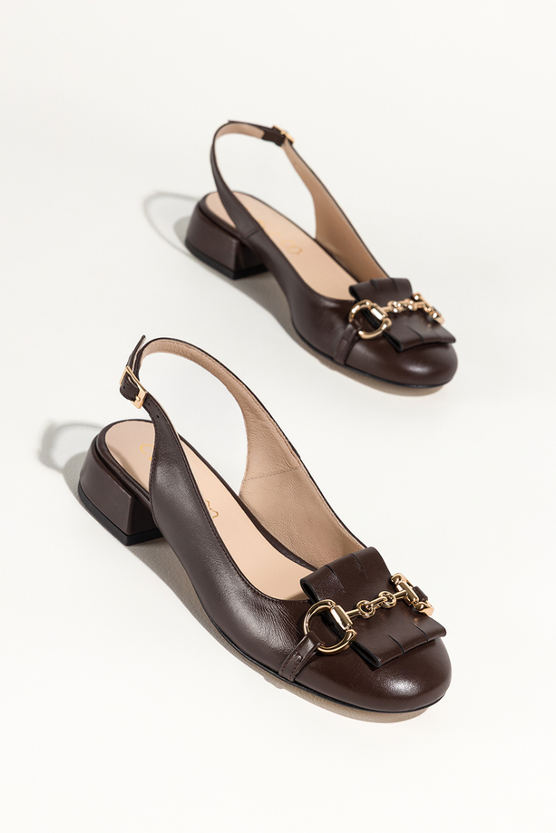 Czekoladowe czółenka skórzane damskie na niskim obcasie odkryta pięta złota ozdoba PRODUKT POLSKI Casu 7074-704