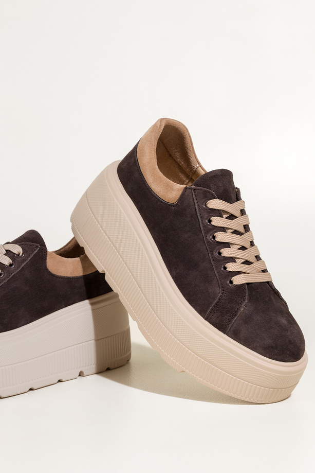 Czekoladowe sneakersy skórzane damskie buty sportowe na grubej żłobionej podeszwie beżowe wstawki sznurowane Carla TW-OC8923