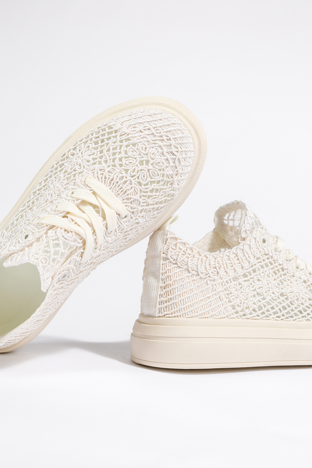 Kremowe sneakersy damskie creepersy koronkowe na platformie sznurowane Carla 6384-3