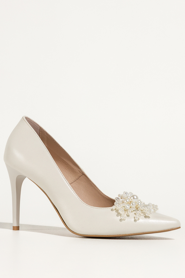 Szpilki ecru skórzane damskie ozdoba z perełek i koralików PRODUKT POLSKI Casu 6935-Z95