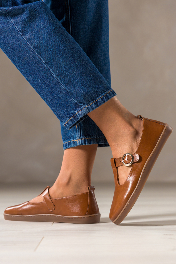 Camelowe buty barefoot skórzane damskie szerokie na elastycznej płaskiej podeszwie wycięta cholewka pasek ze złotą klamrą PRODUKT POLSKI Casu 89792