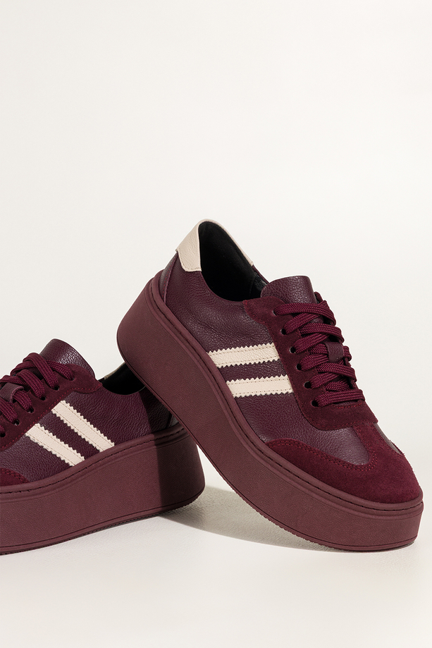Bordowe sneakersy skórzane damskie buty sportowe na platformie beżowe wstawki sznurowane PRODUKT POLSKI Casu 7987