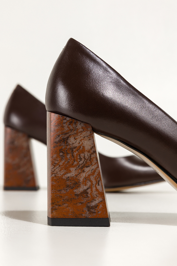 Czekoladowe czółenka skórzane damskie na ozdobnym szerokim klocku z wzorem PRODUKT POLSKI Casu 6906-704