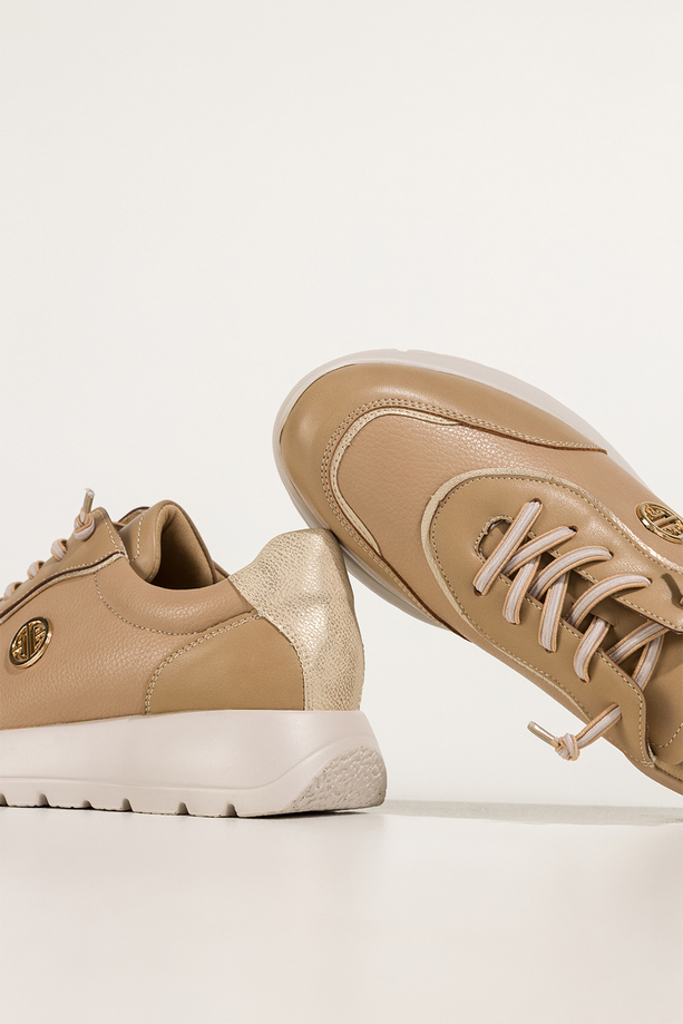 Camelowe sneakersy damskie buty sportowe na kremowej platformie elastyczne sznurówki złota ozdoba skórzana wkładka Carla QN0780-87