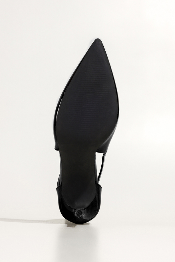 Czarne czółenka damskie lakierowane szpilki wycięcia na cholewce pasek wokół kostki Carla 641-8