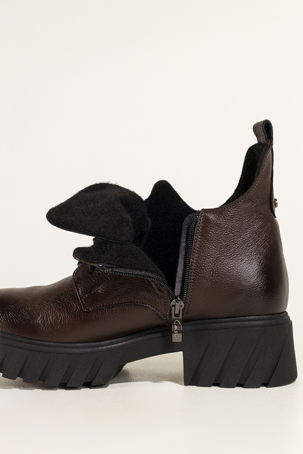 Czekoladowe botki skórzane damskie na bieżnikowanej platformie wycięta cholewka stalowa ozdoba na języku sznurowane PRODUKT POLSKI Casu 39458