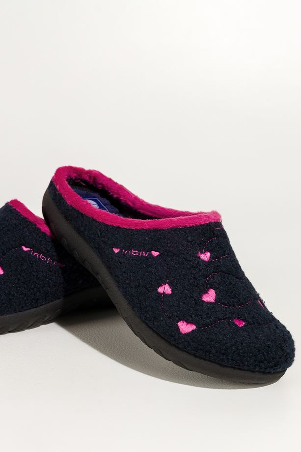 Granatowe kapcie damskie Inblu obuwie domowe z materiału typu baranek ozdobione sercami VG999966