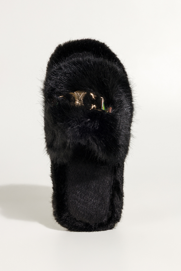 Czarne kapcie damskie obuwie domowe futrzane szeroki pasek ze złotą ozdobą Casu UO961
