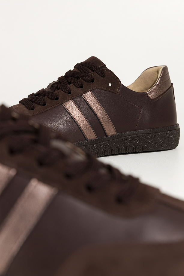 Czekoladowe sneakersy skórzane damskie buty sportowe na elastycznej podeszwie miedziane wstawki sznurowane PRODUKT POLSKI Casu M8931