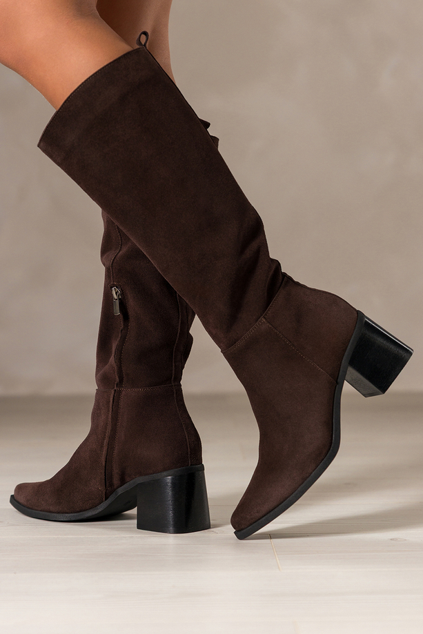 Czekoladowe kozaki skórzane damskie zamszowe na klocku szeroka cholewka PRODUKT POLSKI Casu 6997-496