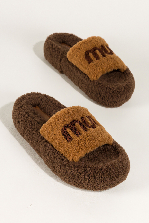 Camelowe kapcie damskie obuwie domowe z materiału typu baranek na brązowej platformie Carla UO967