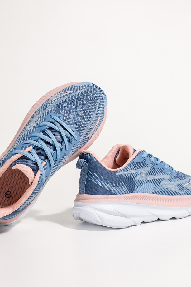 Niebieskie sneakersy damskie buty sportowe do biegania na białej platformie ze żłobieniami różowe wstawki sznurowane Casu M015-2