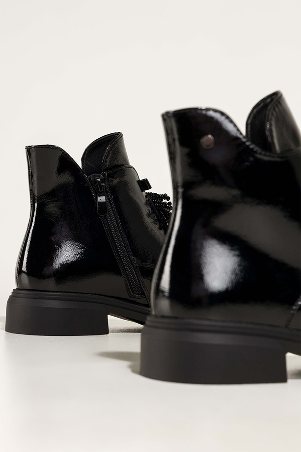 Czarne botki damskie lakierowane na szerokim klocku z kokardą i kryształkami wycięcia po bokach Casu BC24X9-B