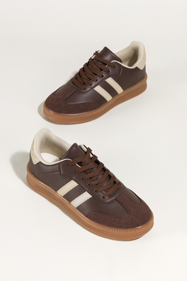 Czekoladowe sneakersy damskie buty sportowe na platformie beżowe wstawki sznurowane Casu 75985