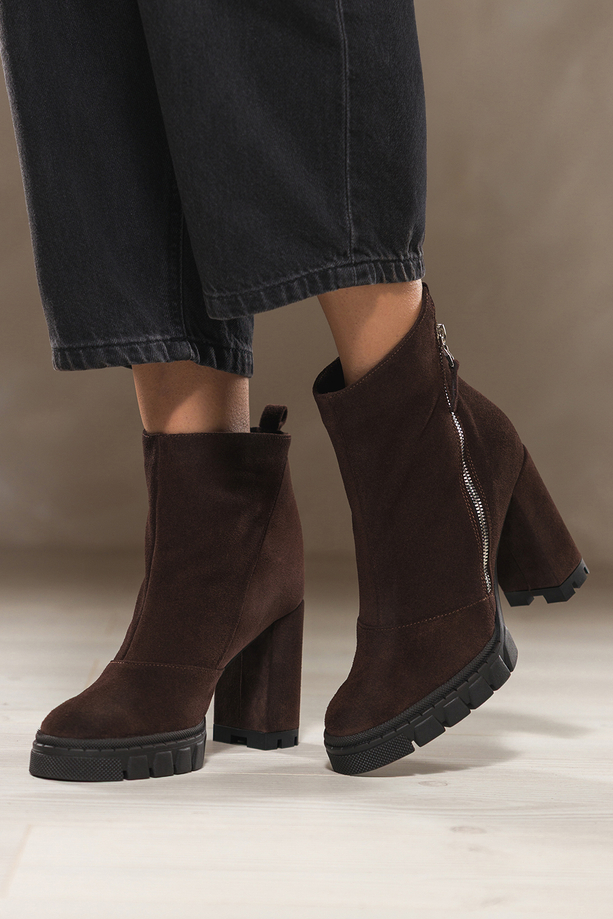 Czekoladowe botki skórzane damskie na słupku z ozdobnym suwakiem PRODUKT POLSKI Casu 7490-496