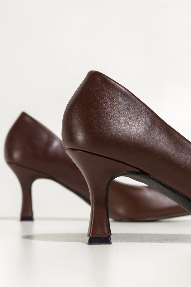 Czekoladowe czółenka damskie z ozdobą obcas klepsydra Carla 44-Z62