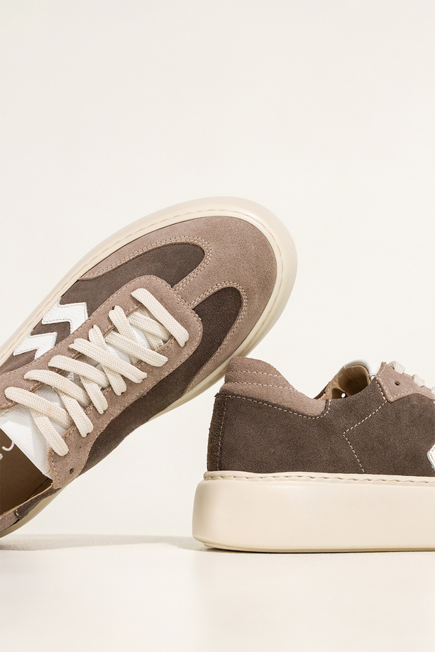 Brązowe sneakersy skórzane damskie buty sportowe na platformie z białymi i beżowymi wstawkami sznurowane PRODUKT POLSKI Casu M8763H6