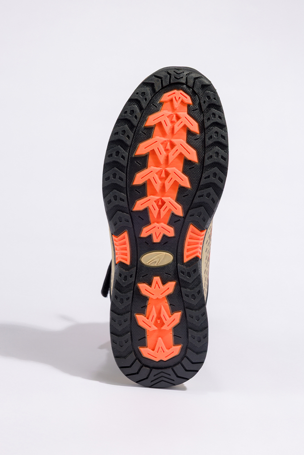 Beżowe buty trekkingowe damskie na bieżnikowanej podeszwie z regulowaną elastyczną sznurówką pomarańczowe wstawki softshell Casu 2310-8W
