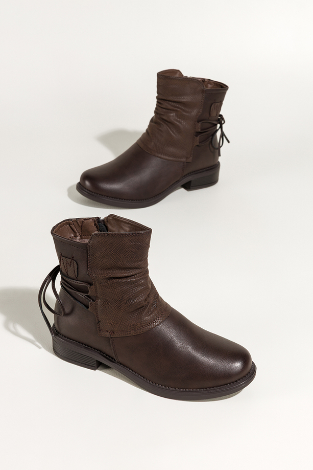 Czekoladowe botki damskie niski szeroki obcas marszczona cholewka z ozdobnym wiązaniem Casu 72414-7