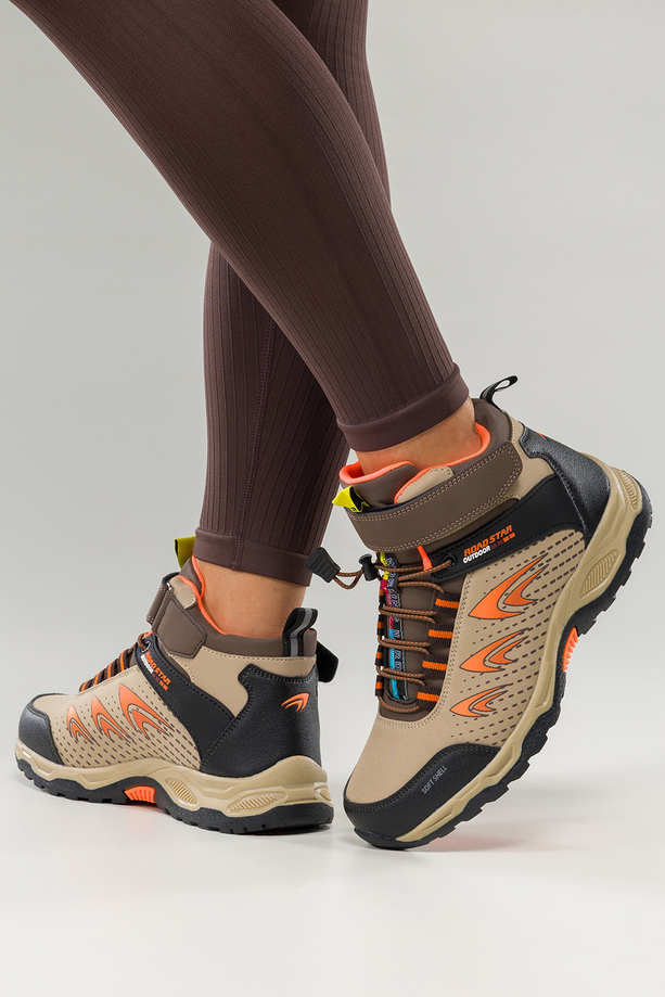 Beżowe buty trekkingowe damskie na bieżnikowanej podeszwie z regulowaną elastyczną sznurówką pomarańczowe wstawki softshell Casu 2310-8W