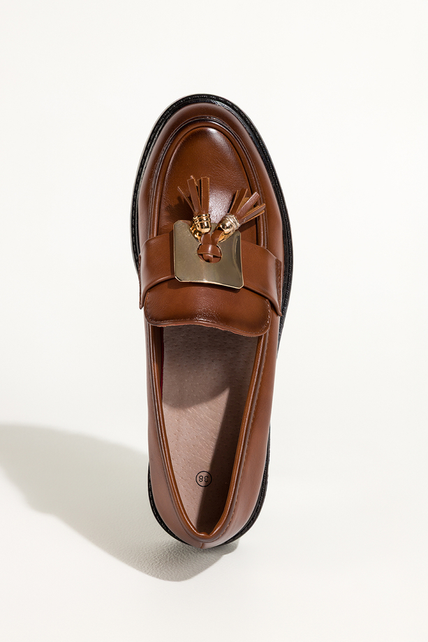 Brązowe mokasyny damskie półbuty z chwostami i złotą ozdobą na bieżnikowanej podeszwie skórzana wkładka Carla K-6-B892