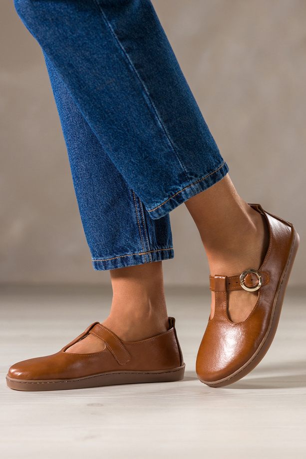 Camelowe buty barefoot skórzane damskie szerokie na elastycznej płaskiej podeszwie wycięta cholewka pasek ze złotą klamrą PRODUKT POLSKI Casu 89792