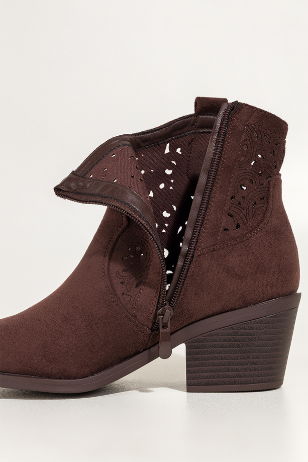 Czekoladowe botki damskie kowbojki ścięty obcas klocek ażurowa cholewka Carla S7477-3