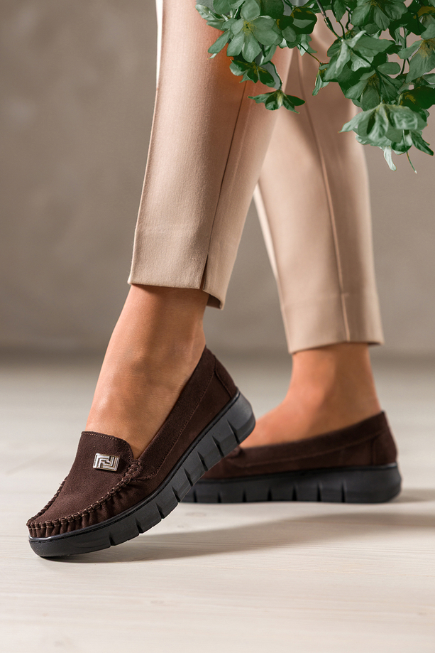 Czekoladowe mokasyny skórzane zamszowe damskie na elastycznej platformie ze złotą ozdobą PRODUKT POLSKI Casu 89832