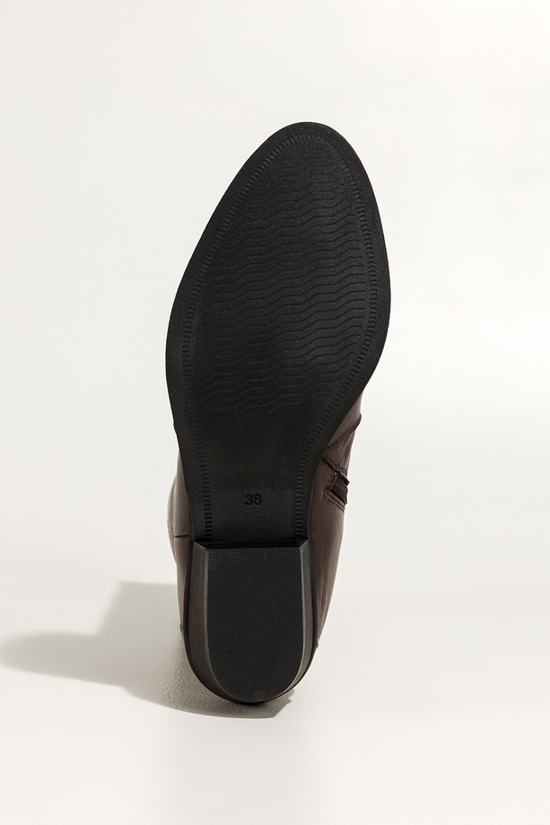 Czekoladowe kozaki skórzane damskie kowbojki do połowy łydki ścięty obcas wycięta cholewka z ozdobnymi paskami PRODUKT POLSKI Casu 6938-704