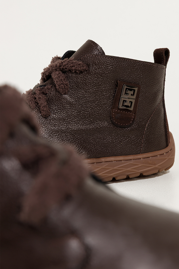 Czekoladowe botki barefoot skórzane damskie szerokie na elastycznej płaskiej podeszwie czarna ozdoba puszyste sznurówki PRODUKT POLSKI Casu 69928