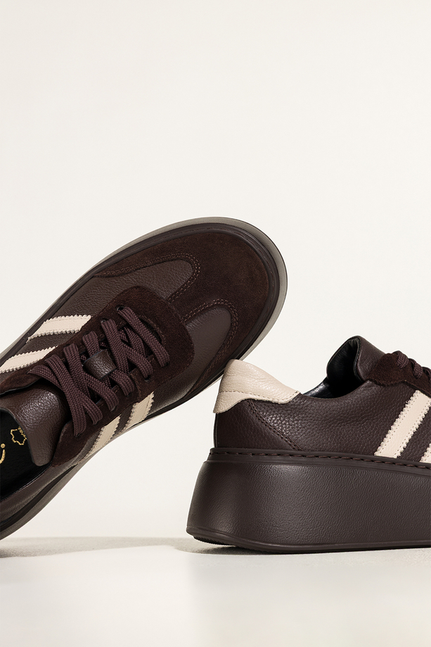 Czekoladowe sneakersy skórzane damskie buty sportowe na platformie beżowe wstawki sznurowane PRODUKT POLSKI Casu 7987