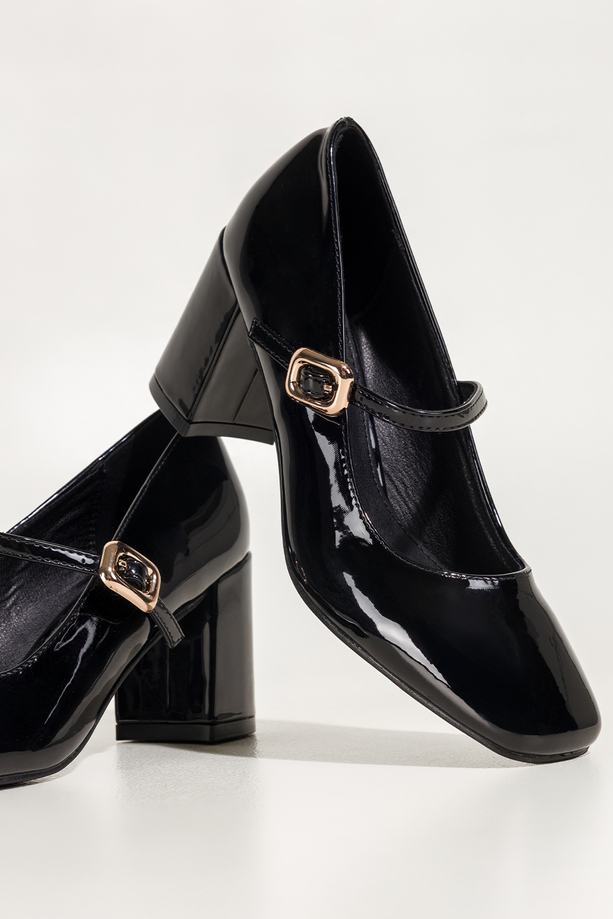 Czarne czółenka damskie na słupku lakierowane Mary Jane z paskiem Carla ZR94