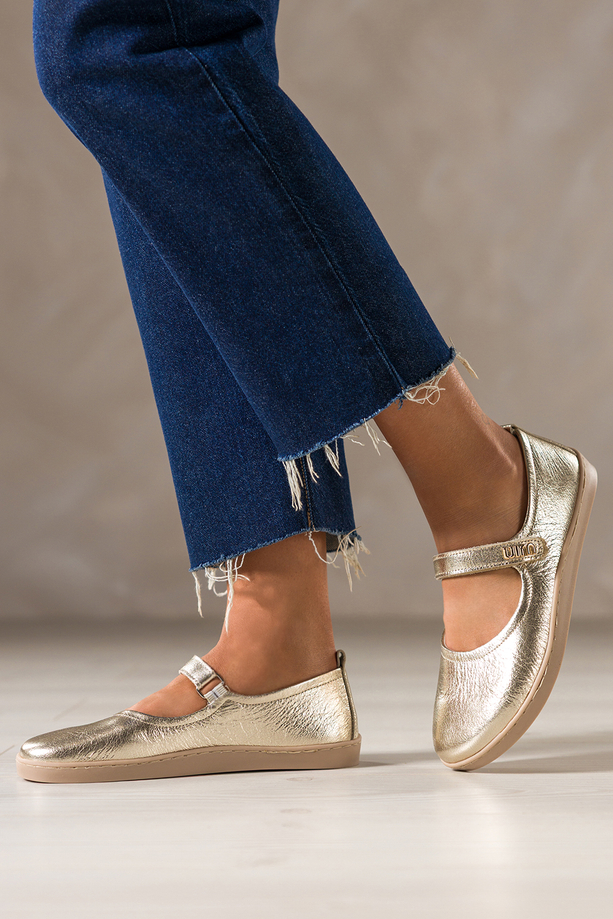 Złote baleriny barefoot skórzane damskie błyszczące szerokie na elastycznej podeszwie pasek na rzep ze złotą ozdobą PRODUKT POLSKI Casu 89793