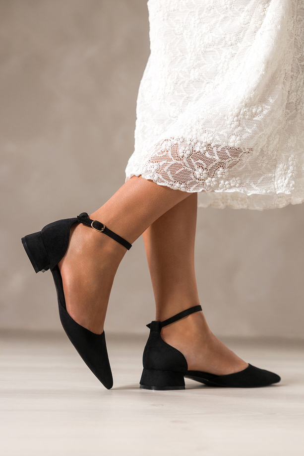 Czarne baleriny damskie z zamszu ekologicznego na niskim obcasie zakryta pięta pasek wokół kostki Carla W-8711