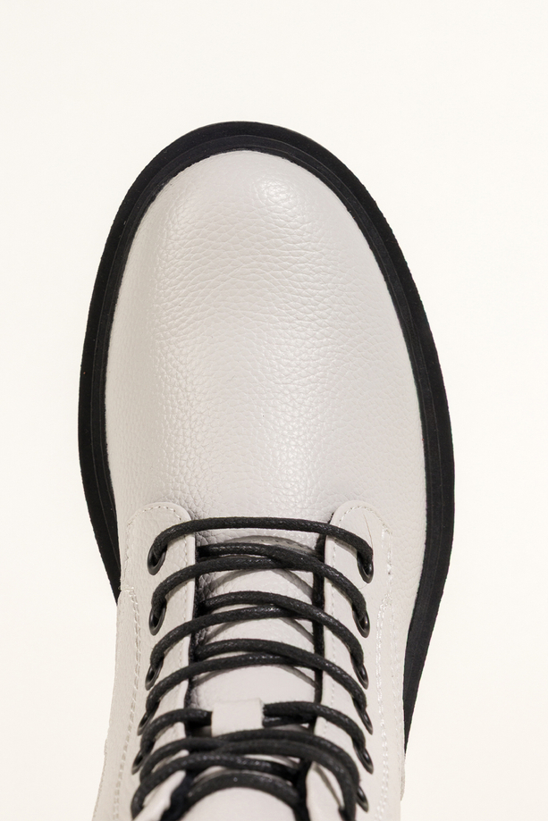 Białe botki skórzane damskie Sergio Leone na czarnej żłobionej platformie ozdobne przeszycia na cholewce sznurowane YG74751-H