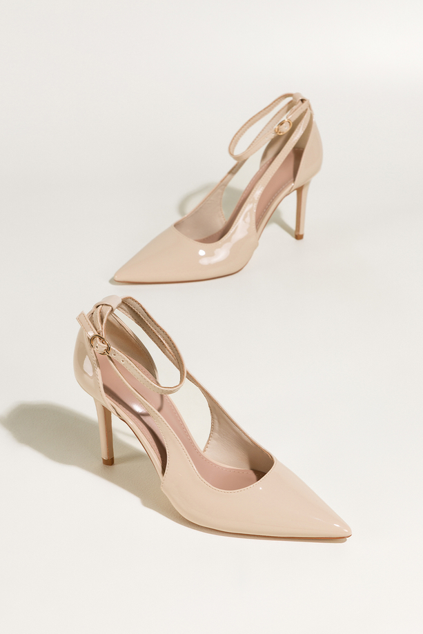 Jasnobeżowe czółenka damskie lakierowane szpilki wycięcia na cholewce pasek wokół kostki Carla 641-8