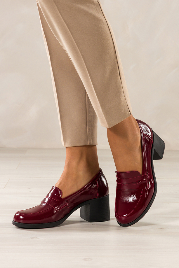 Bordowe mokasyny skórzane damskie lakierowane na szerokim klocku ozdobny pasek PRODUKT POLSKI Casu 2762