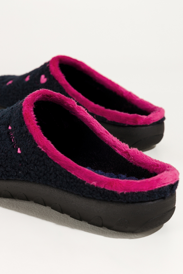 Granatowe kapcie damskie Inblu obuwie domowe z materiału typu baranek ozdobione sercami VG999966