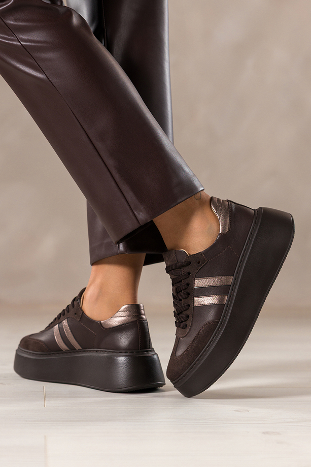 Czekoladowe sneakersy skórzane damskie buty sportowe na platformie z miedzianymi wstawkami sznurowane PRODUKT POLSKI Casu M8931H89