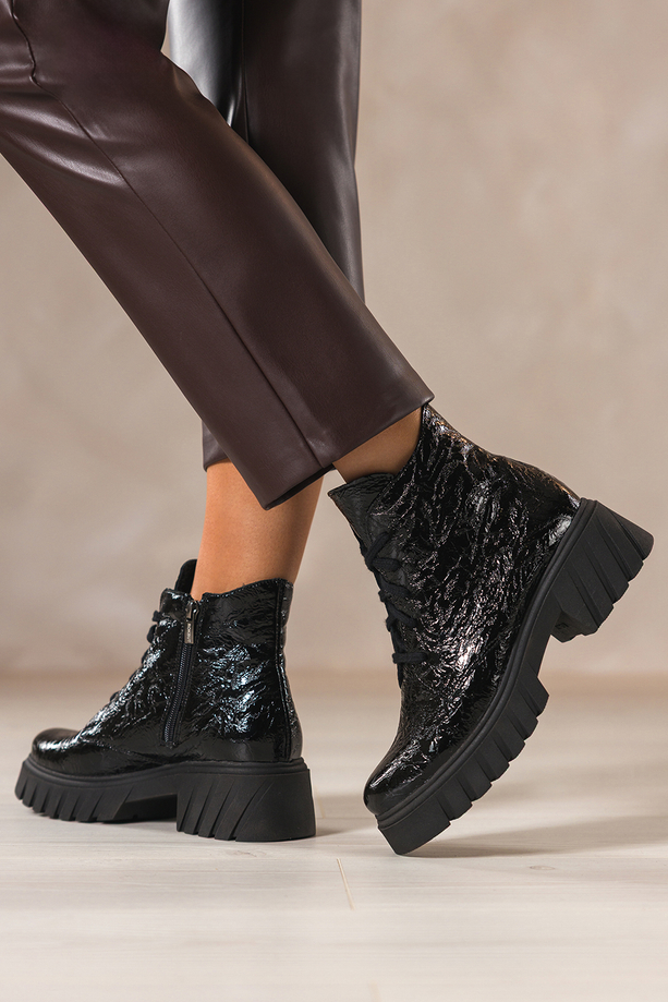 Czarne botki skórzane damskie lakierowane z wzorem bieżnikowana platforma sznurowane PRODUKT POLSKI Casu 377
