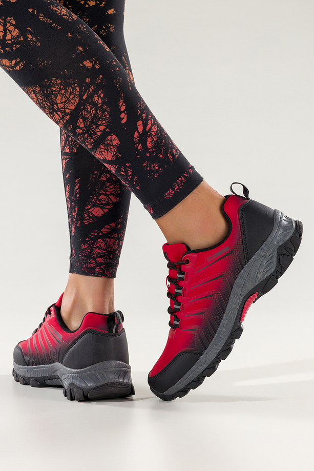 Czerwone buty trekkingowe damskie buty sportowe softshell na bieżnikowanej podeszwie czarne wstawki sznurowane Carla EY82933-5