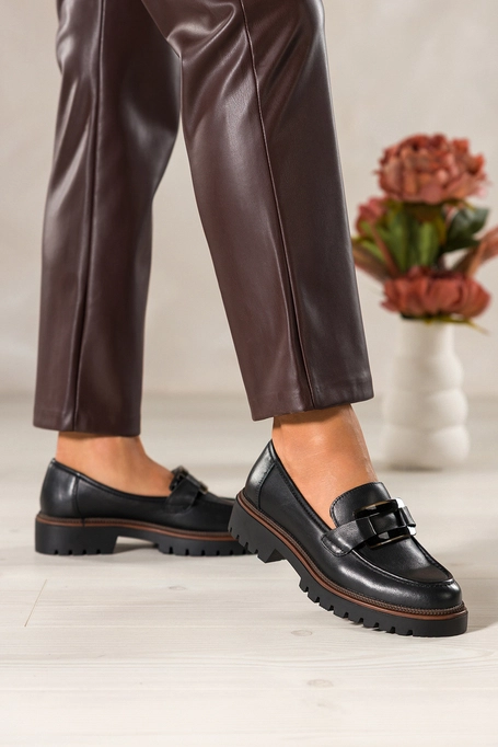 Czarne mokasyny skórzane damskie Sergio Leone na bieżnikowanej podeszwie czarna ozdoba na cholewce NP74833-H